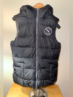 Abercrombie kids Sherpa lined black puffer vest, size M